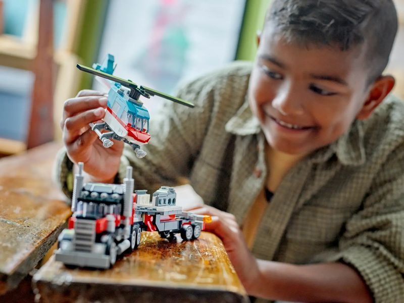 Конструктор LEGO Creator Бортова вантажівка з гелікоптером 31146 фото