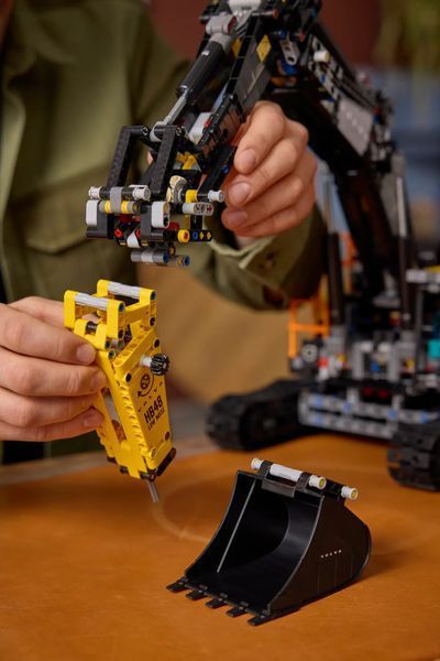 Конструктор LEGO Technic Екскаватор Volvo EC500 Hybrid 42215 фото